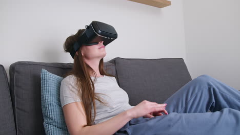 Frau-Mit-VR-Brille-Reist-Durch-Das-Metaverse,-Handaufnahme